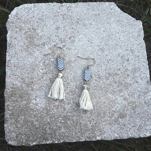 HP~ Arrowhead and tassell earrings - Picture 4 of 7